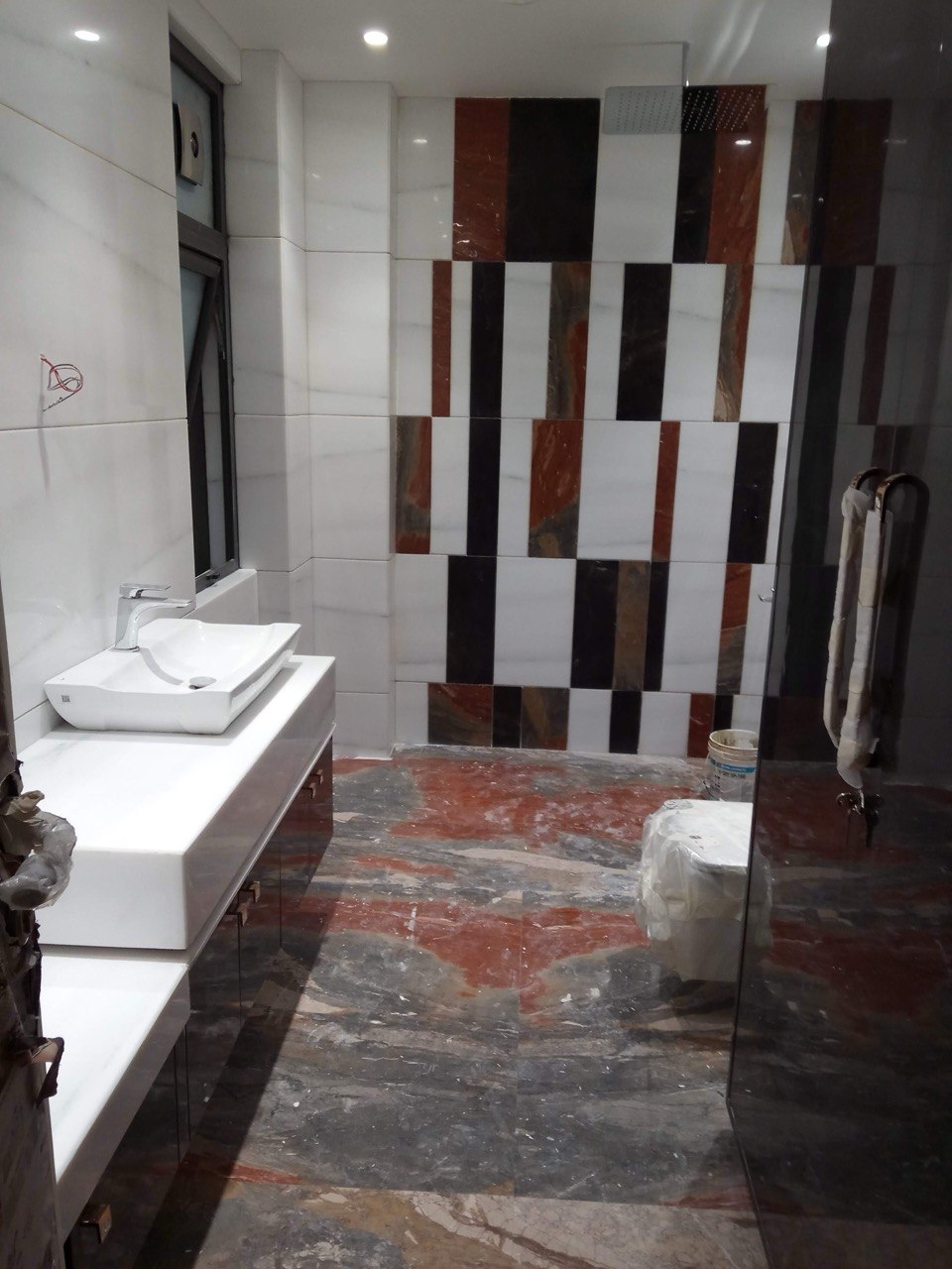 Large format Italian marble floor fitting on Golf Course Road Gurugram